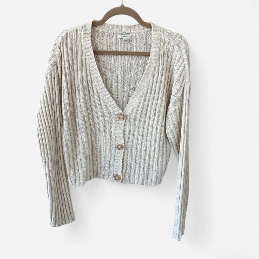 American‎ Eagle cream cropped knit button cardigan Size XS w/ a relaxed boxy fit